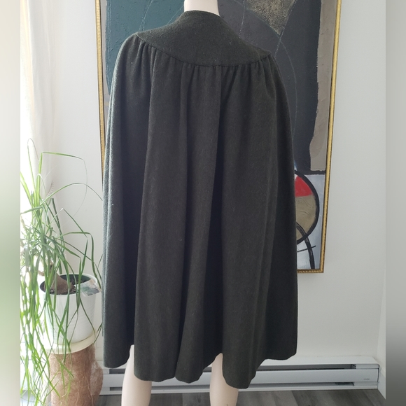 Vintage | Tailored Wool-blend Cape with High Collar - Picture 4 of 16